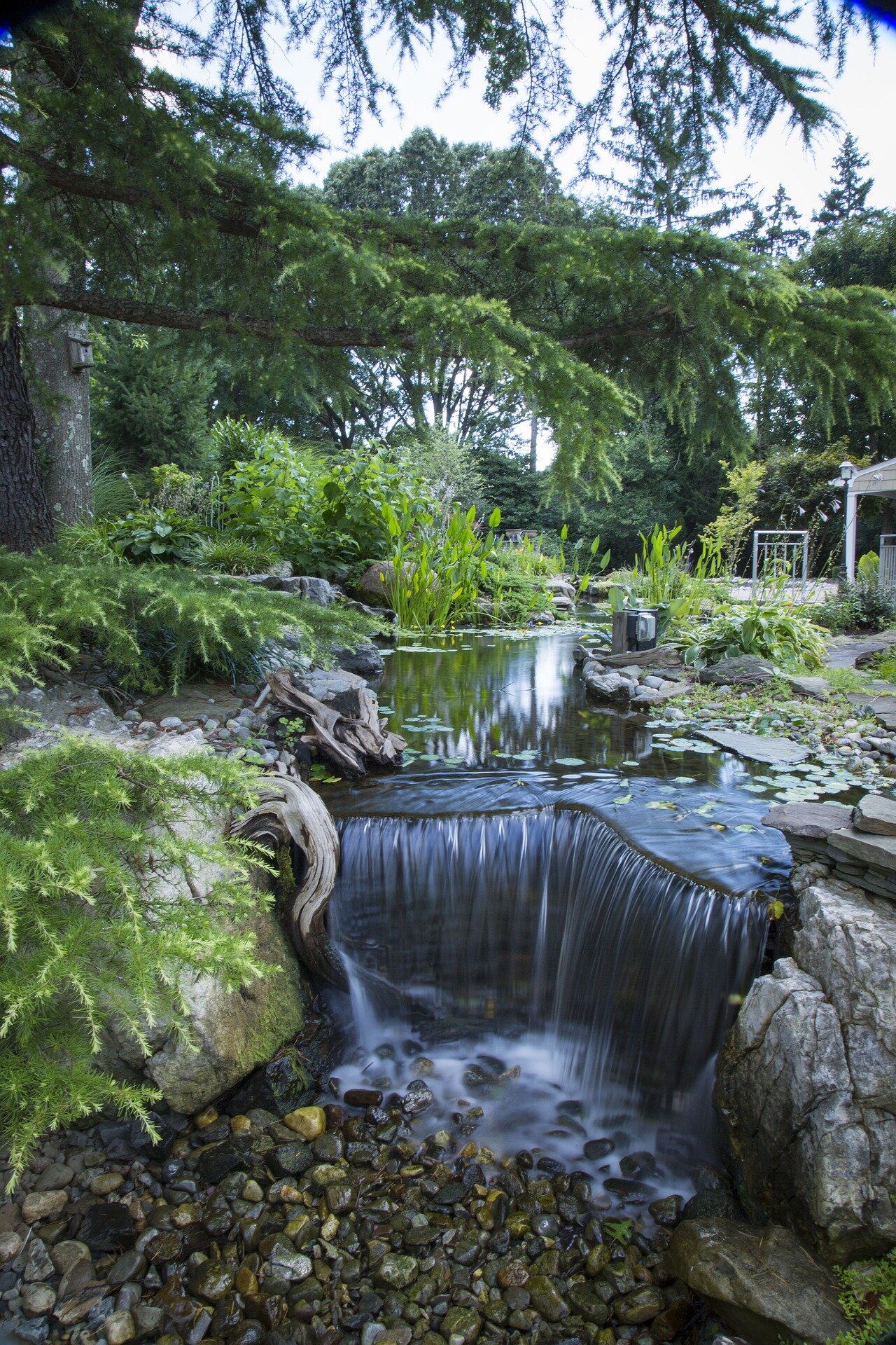 waterfalls-2428108_1920.jpg